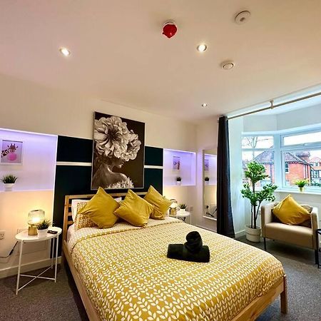 Massive New 8 Bedroom House Sleeps Up To 21 - Accepts Groups - Great Location - Free Parking - Fast Wifi - Smart Tvs - Sleeps Up To 21 People - Close To Bournemouth & Poole Town Centre & Sandbanks Luaran gambar