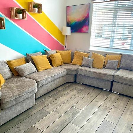Massive New 8 Bedroom House Sleeps Up To 21 - Accepts Groups - Great Location - Free Parking - Fast Wifi - Smart Tvs - Sleeps Up To 21 People - Close To Bournemouth & Poole Town Centre & Sandbanks Luaran gambar