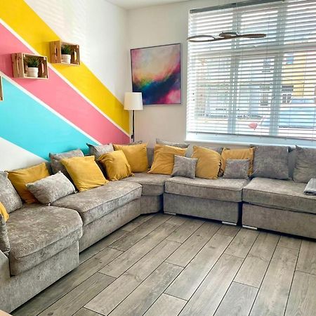 Massive New 8 Bedroom House Sleeps Up To 21 - Accepts Groups - Great Location - Free Parking - Fast Wifi - Smart Tvs - Sleeps Up To 21 People - Close To Bournemouth & Poole Town Centre & Sandbanks Luaran gambar
