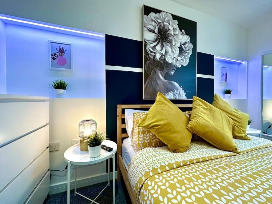 Massive New 8 Bedroom House Sleeps Up To 21 - Accepts Groups - Great Location - Free Parking - Fast Wifi - Smart Tvs - Sleeps Up To 21 People - Close To Bournemouth & Poole Town Centre & Sandbanks Luaran gambar
