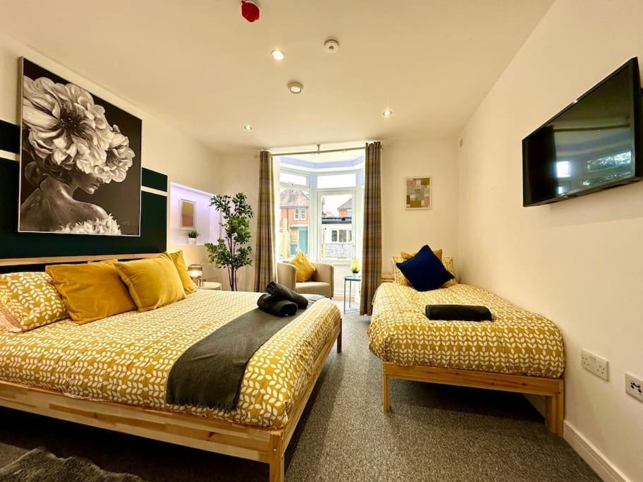 Massive New 8 Bedroom House Sleeps Up To 21 - Accepts Groups - Great Location - Free Parking - Fast Wifi - Smart Tvs - Sleeps Up To 21 People - Close To Bournemouth & Poole Town Centre & Sandbanks Luaran gambar