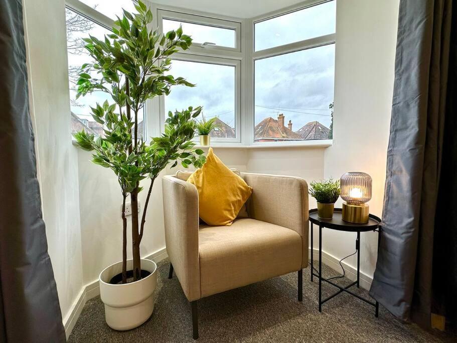 Massive New 8 Bedroom House Sleeps Up To 21 - Accepts Groups - Great Location - Free Parking - Fast Wifi - Smart Tvs - Sleeps Up To 21 People - Close To Bournemouth & Poole Town Centre & Sandbanks Luaran gambar