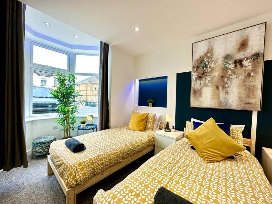 Massive New 8 Bedroom House Sleeps Up To 21 - Accepts Groups - Great Location - Free Parking - Fast Wifi - Smart Tvs - Sleeps Up To 21 People - Close To Bournemouth & Poole Town Centre & Sandbanks Luaran gambar