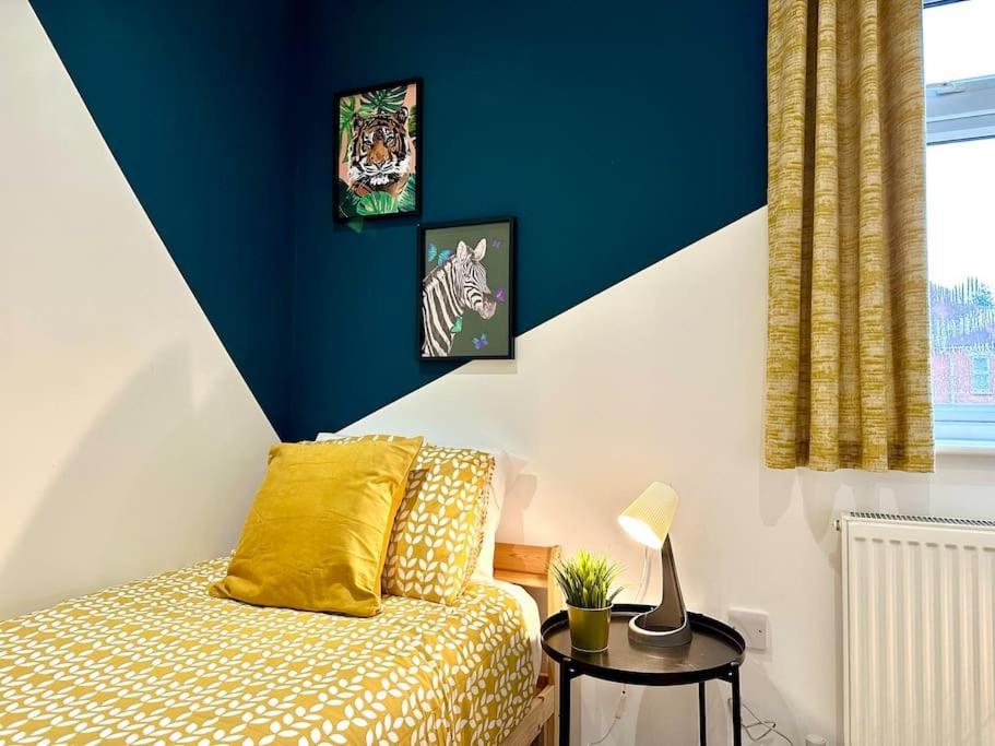 Massive New 8 Bedroom House Sleeps Up To 21 - Accepts Groups - Great Location - Free Parking - Fast Wifi - Smart Tvs - Sleeps Up To 21 People - Close To Bournemouth & Poole Town Centre & Sandbanks Luaran gambar