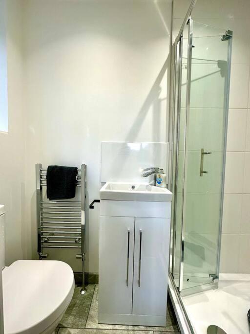 Massive New 8 Bedroom House Sleeps Up To 21 - Accepts Groups - Great Location - Free Parking - Fast Wifi - Smart Tvs - Sleeps Up To 21 People - Close To Bournemouth & Poole Town Centre & Sandbanks Luaran gambar