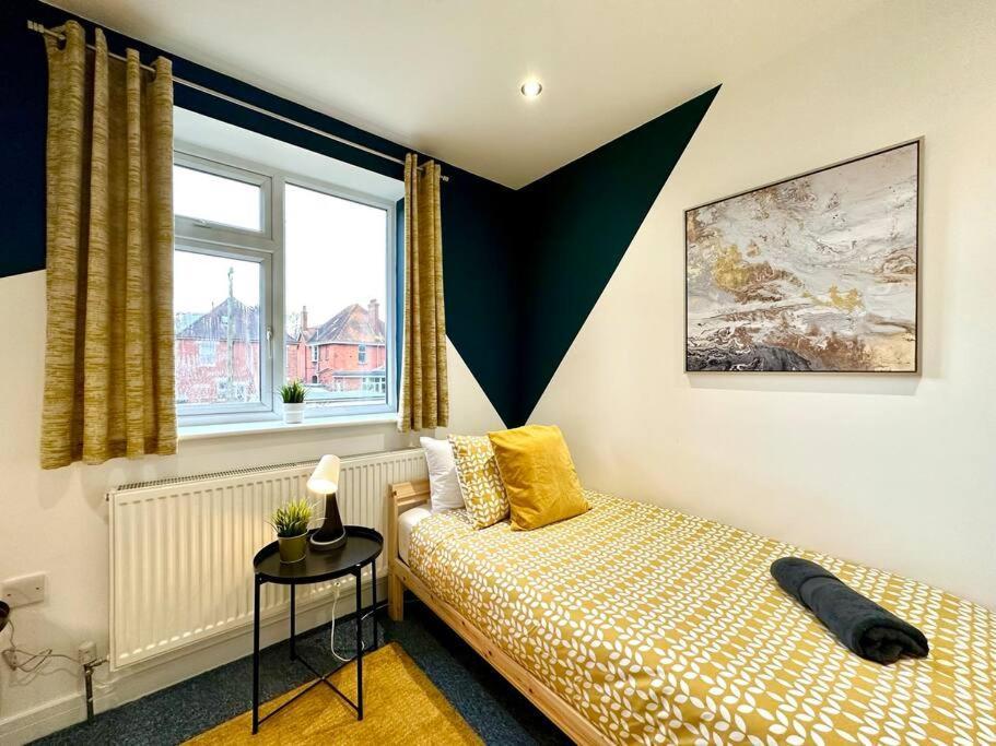Massive New 8 Bedroom House Sleeps Up To 21 - Accepts Groups - Great Location - Free Parking - Fast Wifi - Smart Tvs - Sleeps Up To 21 People - Close To Bournemouth & Poole Town Centre & Sandbanks Luaran gambar
