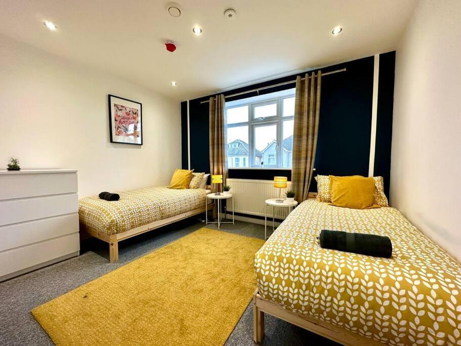 Massive New 8 Bedroom House Sleeps Up To 21 - Accepts Groups - Great Location - Free Parking - Fast Wifi - Smart Tvs - Sleeps Up To 21 People - Close To Bournemouth & Poole Town Centre & Sandbanks Luaran gambar
