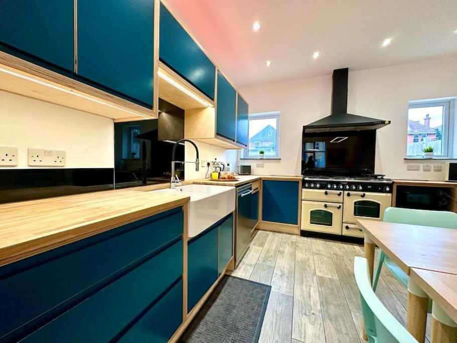 Massive New 8 Bedroom House Sleeps Up To 21 - Accepts Groups - Great Location - Free Parking - Fast Wifi - Smart Tvs - Sleeps Up To 21 People - Close To Bournemouth & Poole Town Centre & Sandbanks Luaran gambar