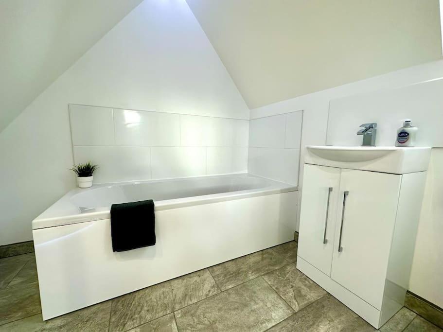 Massive New 8 Bedroom House Sleeps Up To 21 - Accepts Groups - Great Location - Free Parking - Fast Wifi - Smart Tvs - Sleeps Up To 21 People - Close To Bournemouth & Poole Town Centre & Sandbanks Luaran gambar