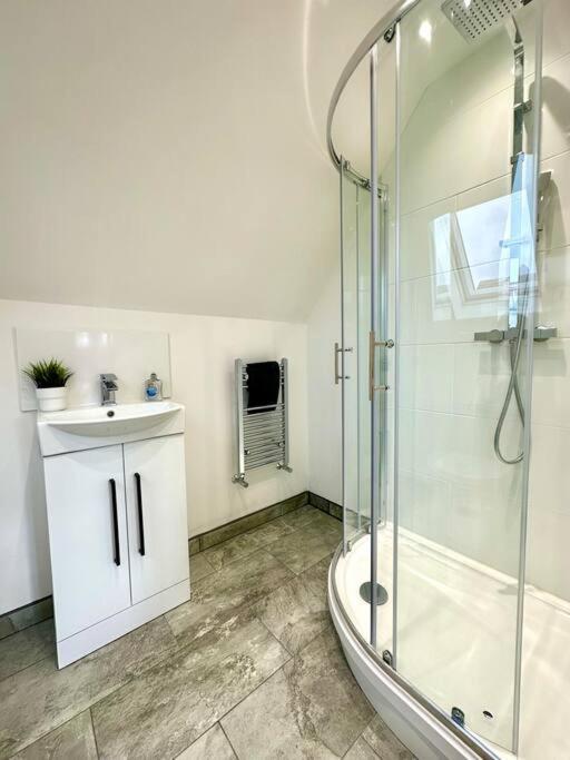 Massive New 8 Bedroom House Sleeps Up To 21 - Accepts Groups - Great Location - Free Parking - Fast Wifi - Smart Tvs - Sleeps Up To 21 People - Close To Bournemouth & Poole Town Centre & Sandbanks Luaran gambar
