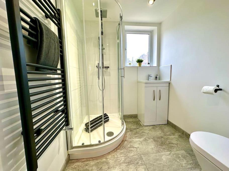 Massive New 8 Bedroom House Sleeps Up To 21 - Accepts Groups - Great Location - Free Parking - Fast Wifi - Smart Tvs - Sleeps Up To 21 People - Close To Bournemouth & Poole Town Centre & Sandbanks Luaran gambar