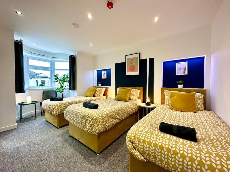 Massive New 8 Bedroom House Sleeps Up To 21 - Accepts Groups - Great Location - Free Parking - Fast Wifi - Smart Tvs - Sleeps Up To 21 People - Close To Bournemouth & Poole Town Centre & Sandbanks Luaran gambar