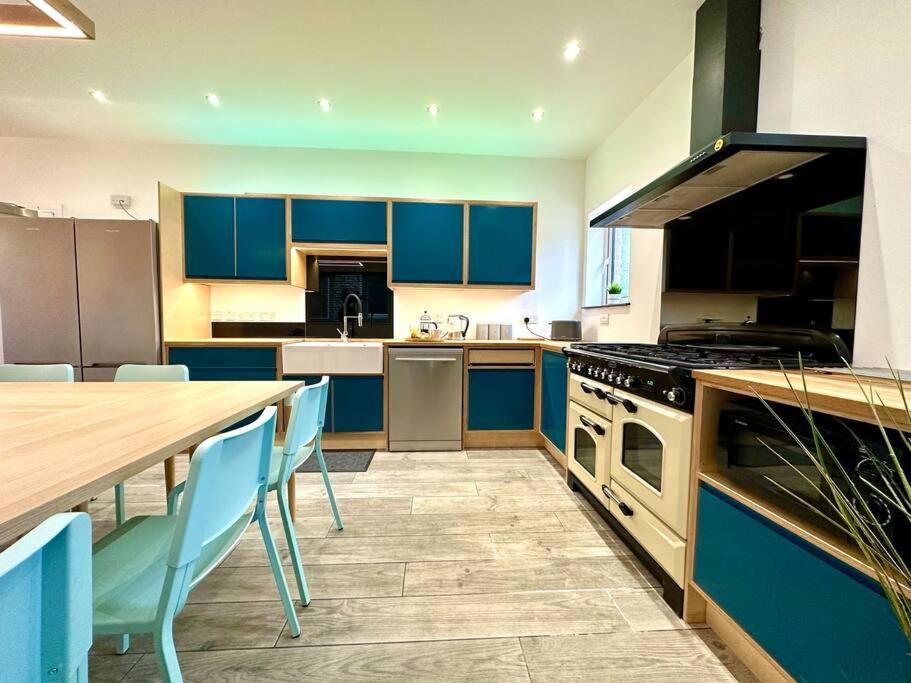 Massive New 8 Bedroom House Sleeps Up To 21 - Accepts Groups - Great Location - Free Parking - Fast Wifi - Smart Tvs - Sleeps Up To 21 People - Close To Bournemouth & Poole Town Centre & Sandbanks Luaran gambar