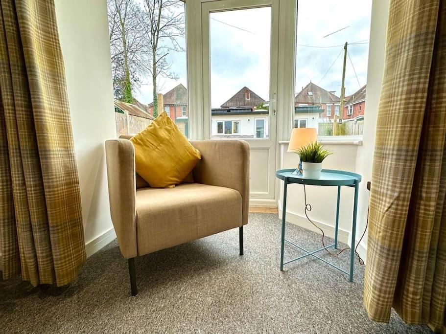 Massive New 8 Bedroom House Sleeps Up To 21 - Accepts Groups - Great Location - Free Parking - Fast Wifi - Smart Tvs - Sleeps Up To 21 People - Close To Bournemouth & Poole Town Centre & Sandbanks Luaran gambar