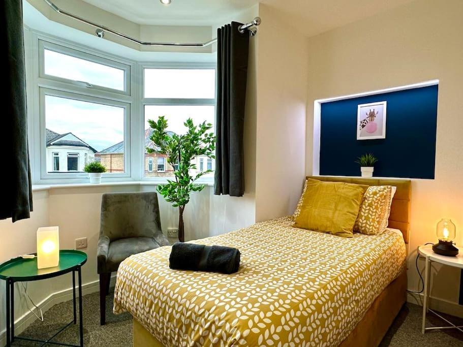Massive New 8 Bedroom House Sleeps Up To 21 - Accepts Groups - Great Location - Free Parking - Fast Wifi - Smart Tvs - Sleeps Up To 21 People - Close To Bournemouth & Poole Town Centre & Sandbanks Luaran gambar