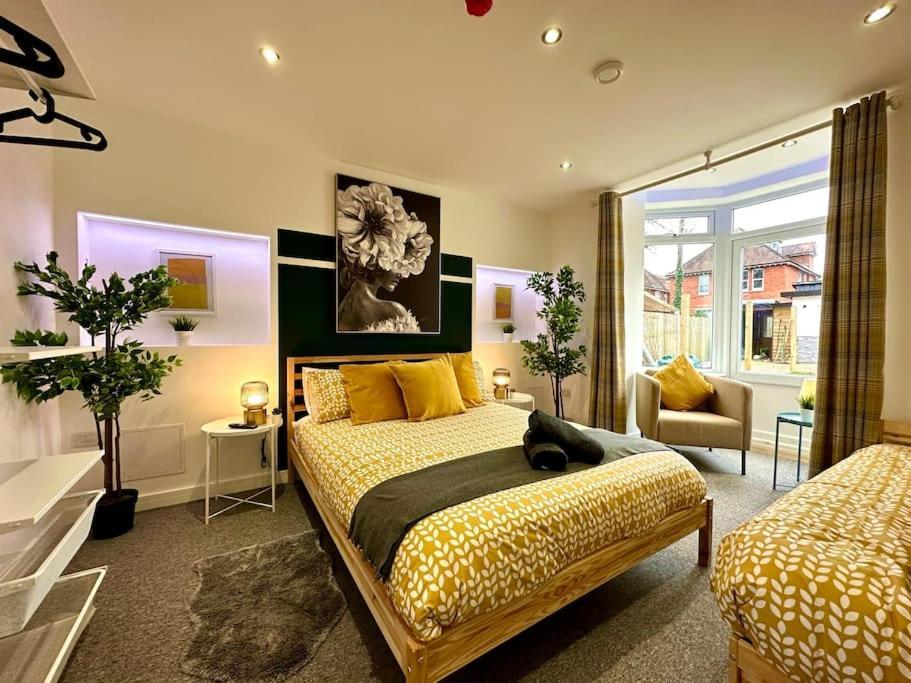 Massive New 8 Bedroom House Sleeps Up To 21 - Accepts Groups - Great Location - Free Parking - Fast Wifi - Smart Tvs - Sleeps Up To 21 People - Close To Bournemouth & Poole Town Centre & Sandbanks Luaran gambar