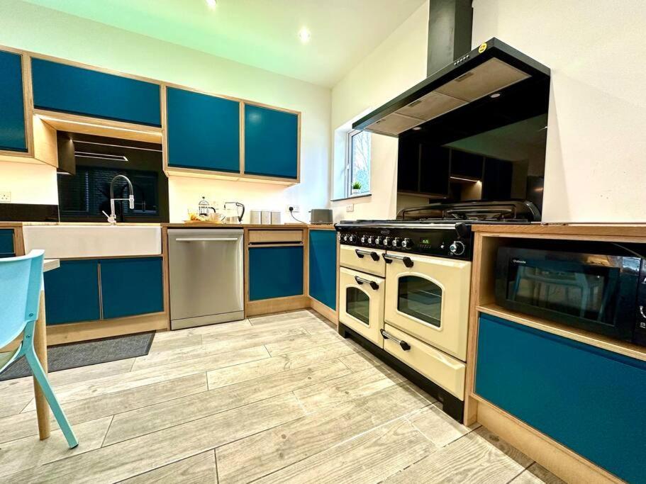 Massive New 8 Bedroom House Sleeps Up To 21 - Accepts Groups - Great Location - Free Parking - Fast Wifi - Smart Tvs - Sleeps Up To 21 People - Close To Bournemouth & Poole Town Centre & Sandbanks Luaran gambar
