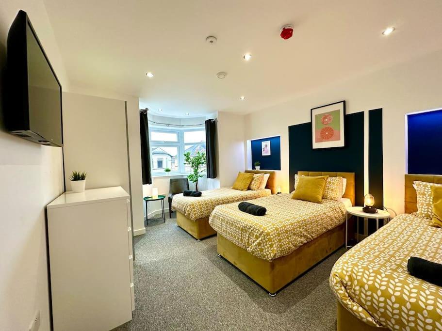 Massive New 8 Bedroom House Sleeps Up To 21 - Accepts Groups - Great Location - Free Parking - Fast Wifi - Smart Tvs - Sleeps Up To 21 People - Close To Bournemouth & Poole Town Centre & Sandbanks Luaran gambar