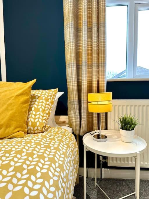 Massive New 8 Bedroom House Sleeps Up To 21 - Accepts Groups - Great Location - Free Parking - Fast Wifi - Smart Tvs - Sleeps Up To 21 People - Close To Bournemouth & Poole Town Centre & Sandbanks Luaran gambar