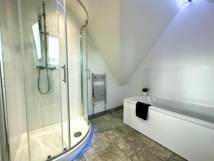 Massive New 8 Bedroom House Sleeps Up To 21 - Accepts Groups - Great Location - Free Parking - Fast Wifi - Smart Tvs - Sleeps Up To 21 People - Close To Bournemouth & Poole Town Centre & Sandbanks Luaran gambar