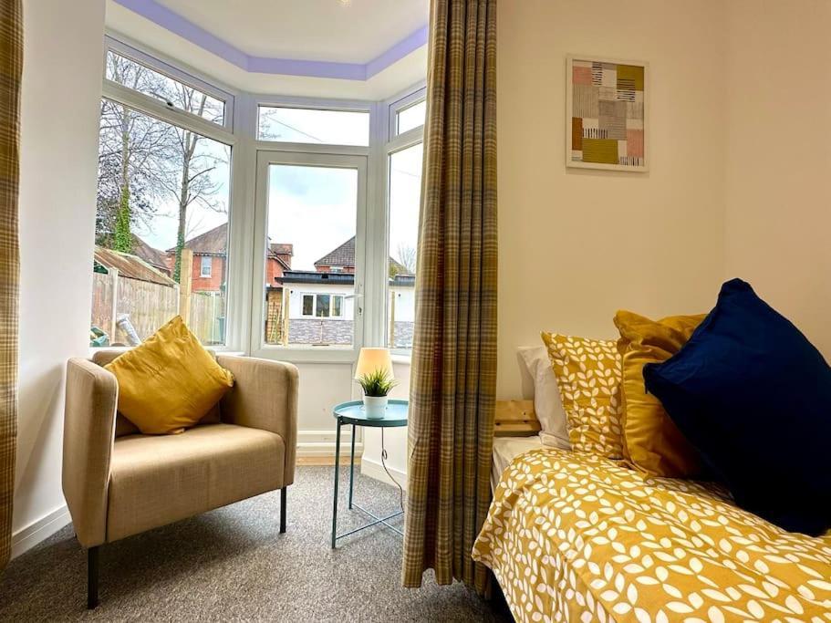 Massive New 8 Bedroom House Sleeps Up To 21 - Accepts Groups - Great Location - Free Parking - Fast Wifi - Smart Tvs - Sleeps Up To 21 People - Close To Bournemouth & Poole Town Centre & Sandbanks Luaran gambar