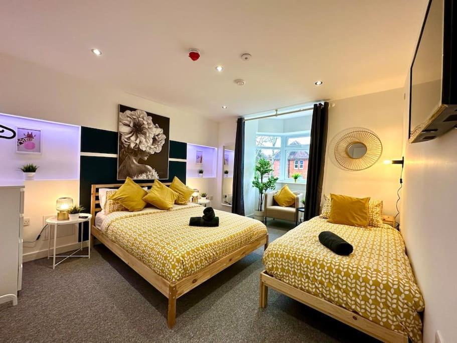 Massive New 8 Bedroom House Sleeps Up To 21 - Accepts Groups - Great Location - Free Parking - Fast Wifi - Smart Tvs - Sleeps Up To 21 People - Close To Bournemouth & Poole Town Centre & Sandbanks Luaran gambar
