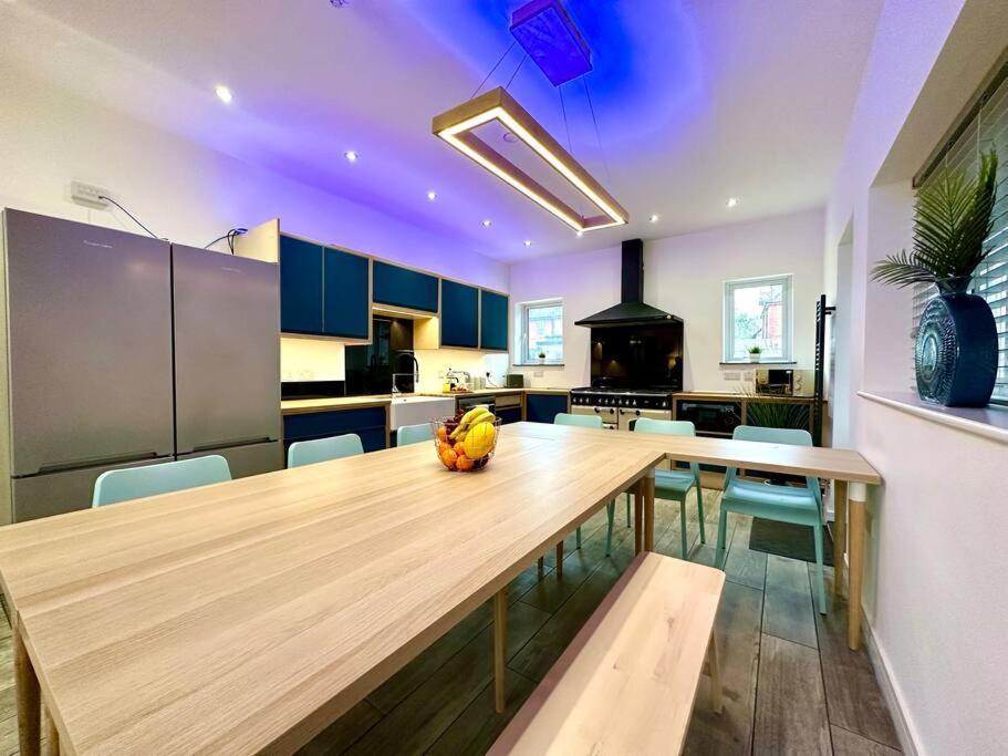 Massive New 8 Bedroom House Sleeps Up To 21 - Accepts Groups - Great Location - Free Parking - Fast Wifi - Smart Tvs - Sleeps Up To 21 People - Close To Bournemouth & Poole Town Centre & Sandbanks Luaran gambar