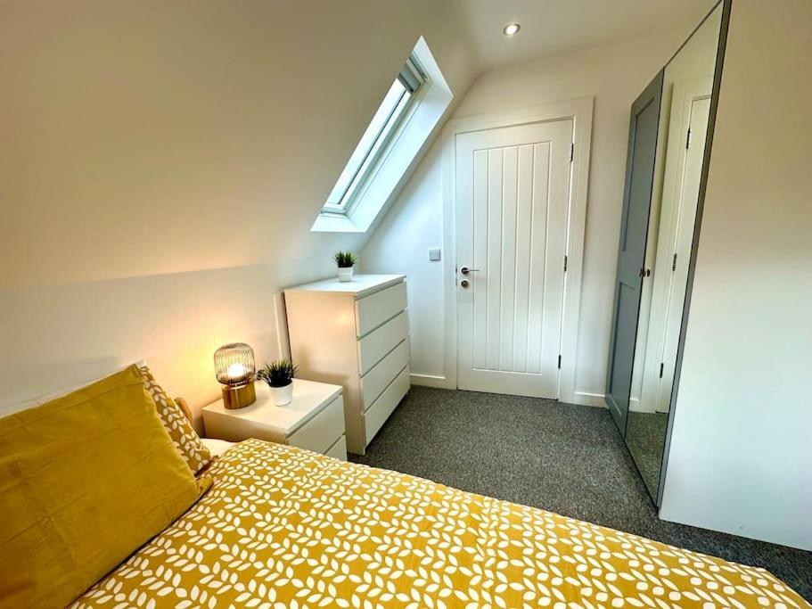 Massive New 8 Bedroom House Sleeps Up To 21 - Accepts Groups - Great Location - Free Parking - Fast Wifi - Smart Tvs - Sleeps Up To 21 People - Close To Bournemouth & Poole Town Centre & Sandbanks Luaran gambar