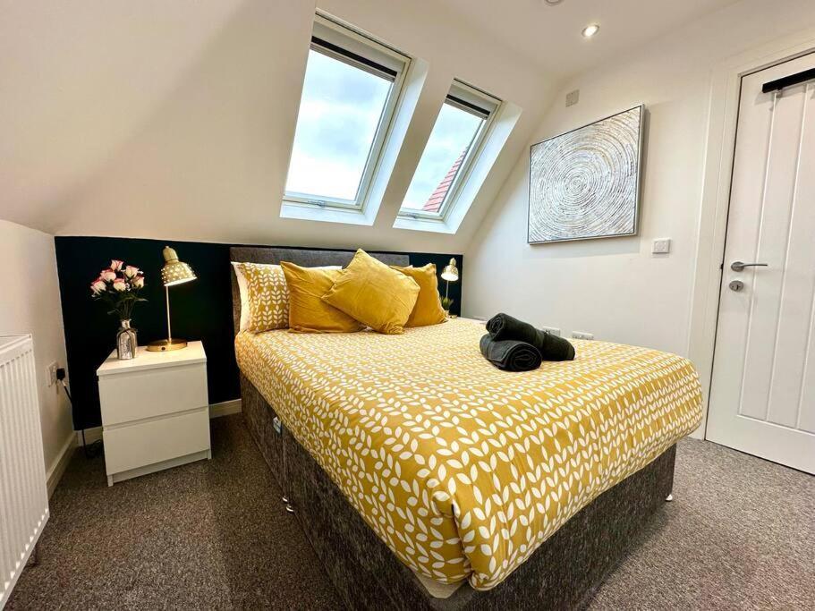 Massive New 8 Bedroom House Sleeps Up To 21 - Accepts Groups - Great Location - Free Parking - Fast Wifi - Smart Tvs - Sleeps Up To 21 People - Close To Bournemouth & Poole Town Centre & Sandbanks Luaran gambar