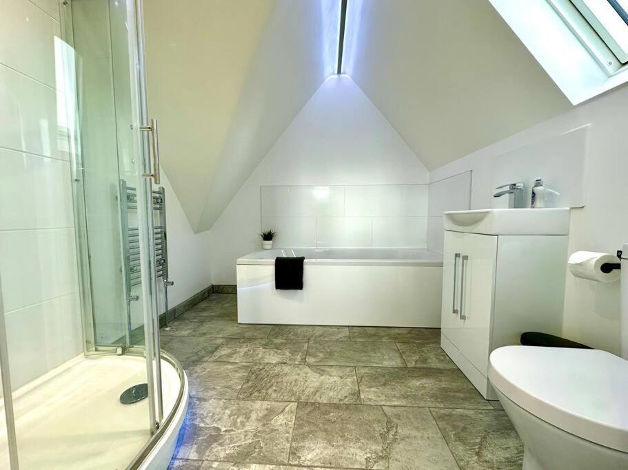 Massive New 8 Bedroom House Sleeps Up To 21 - Accepts Groups - Great Location - Free Parking - Fast Wifi - Smart Tvs - Sleeps Up To 21 People - Close To Bournemouth & Poole Town Centre & Sandbanks Luaran gambar