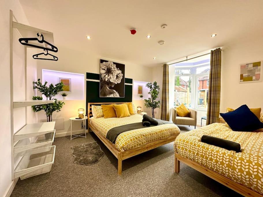 Massive New 8 Bedroom House Sleeps Up To 21 - Accepts Groups - Great Location - Free Parking - Fast Wifi - Smart Tvs - Sleeps Up To 21 People - Close To Bournemouth & Poole Town Centre & Sandbanks Luaran gambar