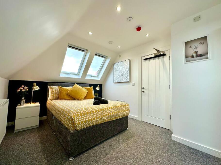 Massive New 8 Bedroom House Sleeps Up To 21 - Accepts Groups - Great Location - Free Parking - Fast Wifi - Smart Tvs - Sleeps Up To 21 People - Close To Bournemouth & Poole Town Centre & Sandbanks Luaran gambar