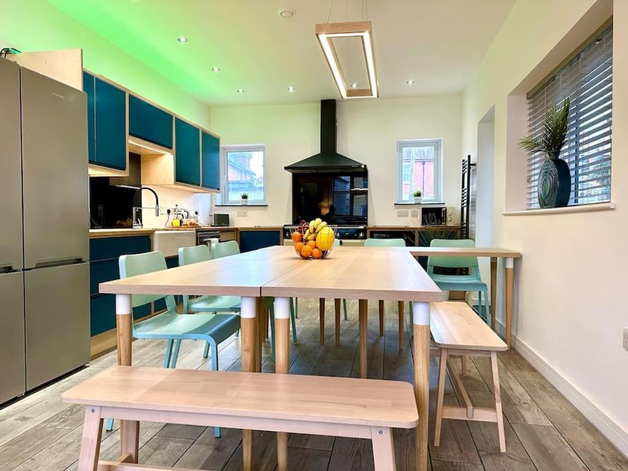 Massive New 8 Bedroom House Sleeps Up To 21 - Accepts Groups - Great Location - Free Parking - Fast Wifi - Smart Tvs - Sleeps Up To 21 People - Close To Bournemouth & Poole Town Centre & Sandbanks Luaran gambar