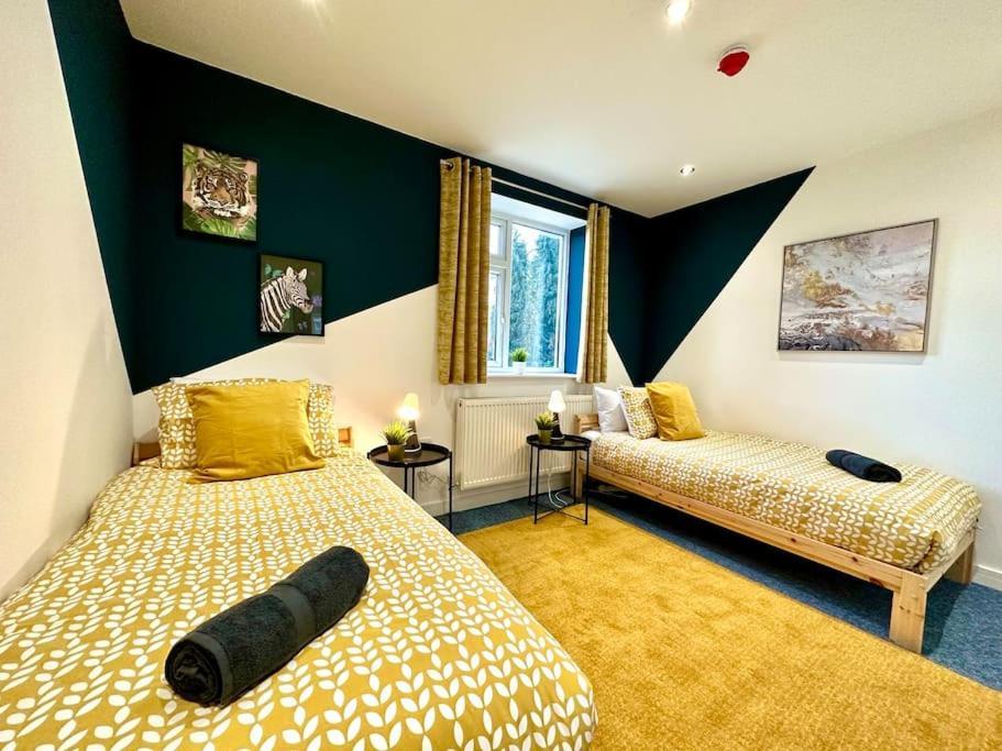 Massive New 8 Bedroom House Sleeps Up To 21 - Accepts Groups - Great Location - Free Parking - Fast Wifi - Smart Tvs - Sleeps Up To 21 People - Close To Bournemouth & Poole Town Centre & Sandbanks Luaran gambar