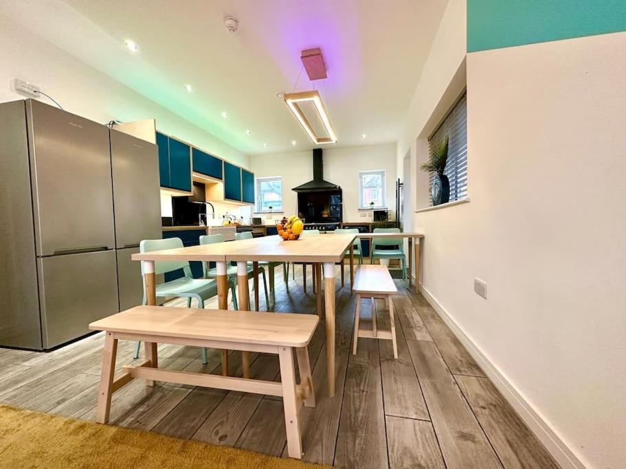 Massive New 8 Bedroom House Sleeps Up To 21 - Accepts Groups - Great Location - Free Parking - Fast Wifi - Smart Tvs - Sleeps Up To 21 People - Close To Bournemouth & Poole Town Centre & Sandbanks Luaran gambar