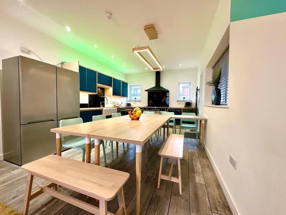 Massive New 8 Bedroom House Sleeps Up To 21 - Accepts Groups - Great Location - Free Parking - Fast Wifi - Smart Tvs - Sleeps Up To 21 People - Close To Bournemouth & Poole Town Centre & Sandbanks Luaran gambar