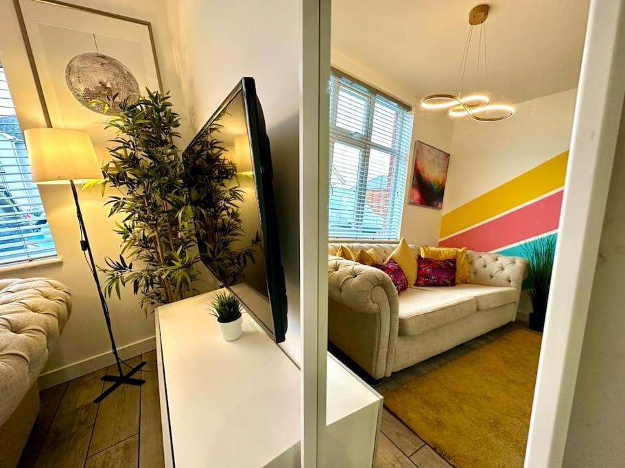 Massive New 8 Bedroom House Sleeps Up To 21 - Accepts Groups - Great Location - Free Parking - Fast Wifi - Smart Tvs - Sleeps Up To 21 People - Close To Bournemouth & Poole Town Centre & Sandbanks Luaran gambar