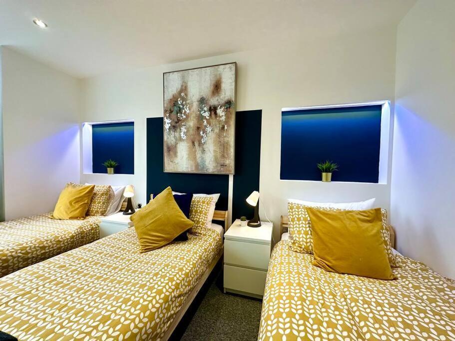 Massive New 8 Bedroom House Sleeps Up To 21 - Accepts Groups - Great Location - Free Parking - Fast Wifi - Smart Tvs - Sleeps Up To 21 People - Close To Bournemouth & Poole Town Centre & Sandbanks Luaran gambar