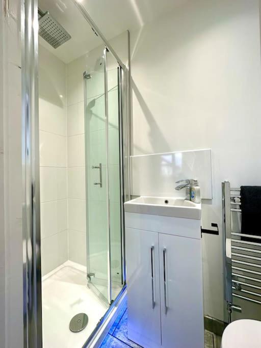 Massive New 8 Bedroom House Sleeps Up To 21 - Accepts Groups - Great Location - Free Parking - Fast Wifi - Smart Tvs - Sleeps Up To 21 People - Close To Bournemouth & Poole Town Centre & Sandbanks Luaran gambar