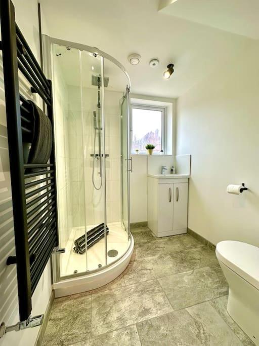 Massive New 8 Bedroom House Sleeps Up To 21 - Accepts Groups - Great Location - Free Parking - Fast Wifi - Smart Tvs - Sleeps Up To 21 People - Close To Bournemouth & Poole Town Centre & Sandbanks Luaran gambar