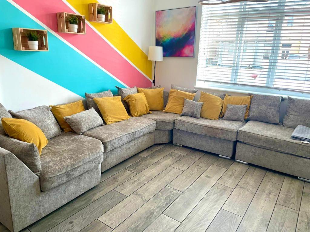Massive New 8 Bedroom House Sleeps Up To 21 - Accepts Groups - Great Location - Free Parking - Fast Wifi - Smart Tvs - Sleeps Up To 21 People - Close To Bournemouth & Poole Town Centre & Sandbanks Luaran gambar