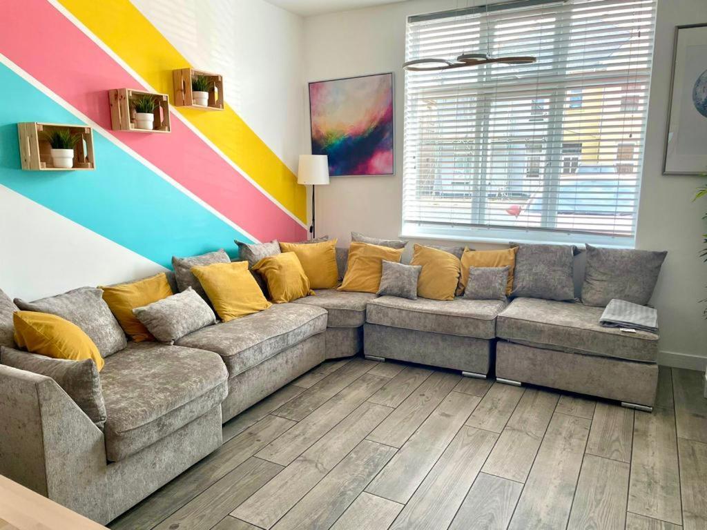 Massive New 8 Bedroom House Sleeps Up To 21 - Accepts Groups - Great Location - Free Parking - Fast Wifi - Smart Tvs - Sleeps Up To 21 People - Close To Bournemouth & Poole Town Centre & Sandbanks Luaran gambar
